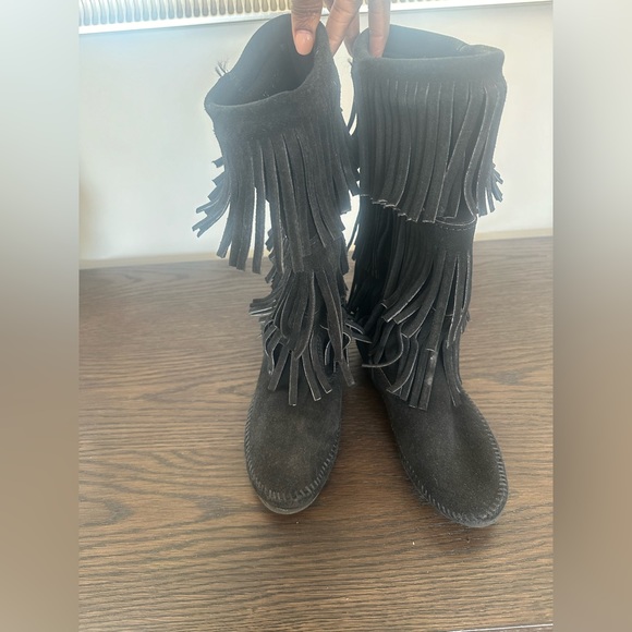 Minnetonka Black 3 Layer Fringe Boots, Size 8 - Picture 2 of 5